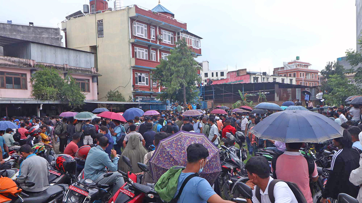 इपिएस पीडितद्वारा कार्यालय घेराउ र प्रदर्शन